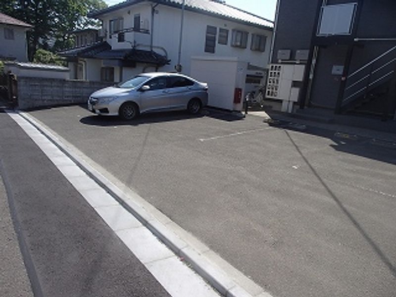 レオパレス台原 駐車場