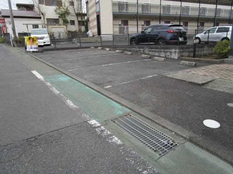 レオパレスレーブメルベーユ 駐車場