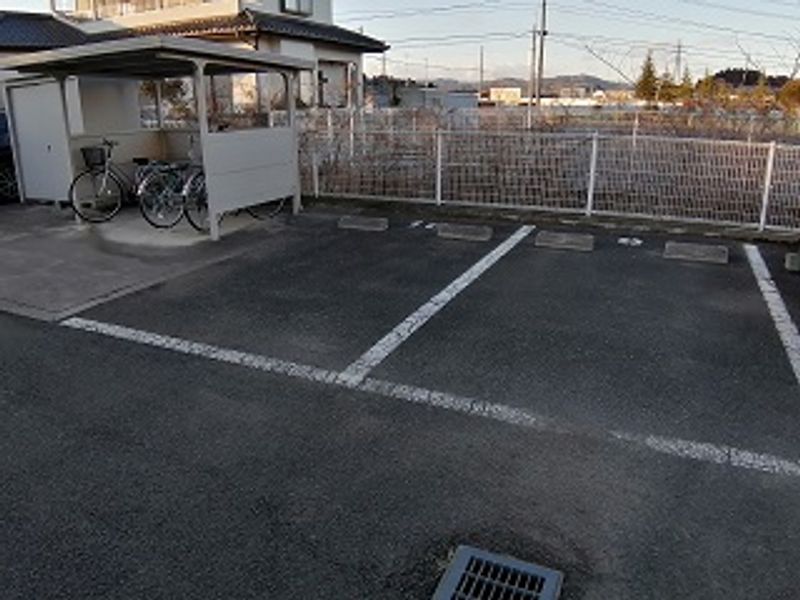 レオパレスヴィラ剣 駐車場
