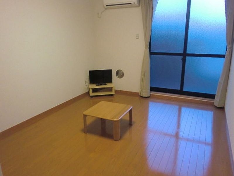 レオパレスシャトレー 居間