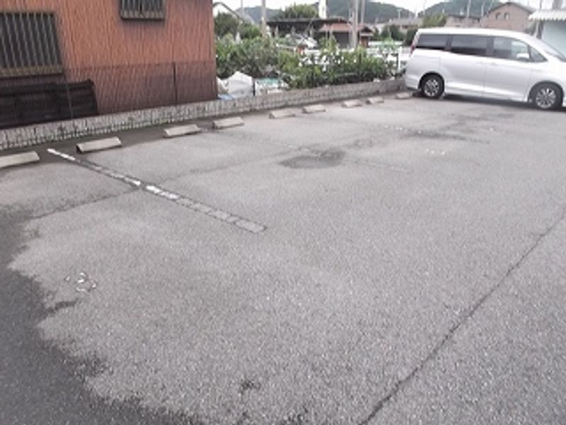 レオパレスフルール 駐車場