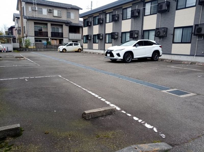 レオパレスハイム越路 駐車場