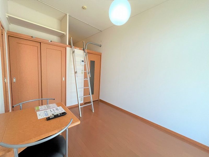 レオパレスヴィヴレ大弥 寝室