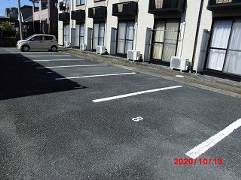 レオパレスセリバテール 駐車場