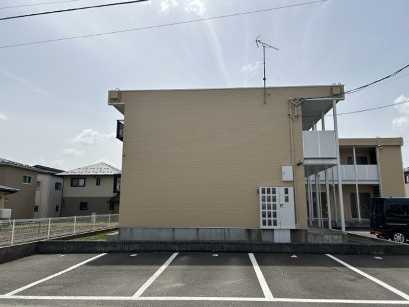 レオパレスフローラ 駐車場