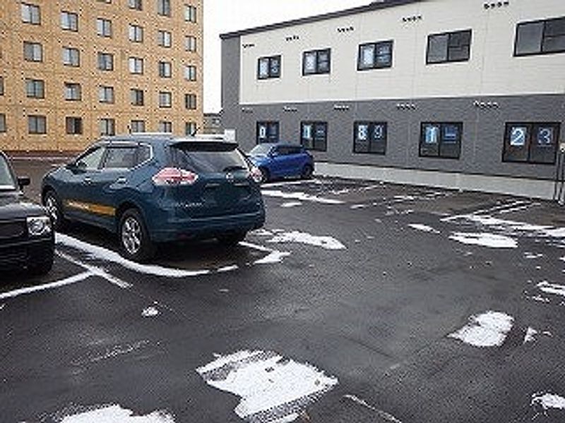 レオパレスリラ 駐車場
