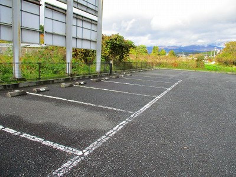 レオパレスブルーグラス 駐車場