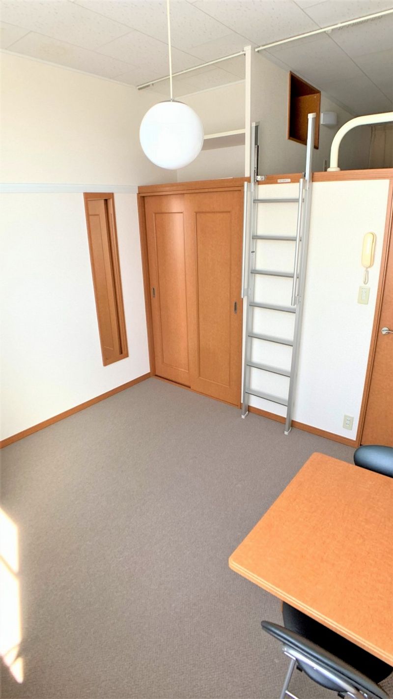 レオパレスプリーマ 居間