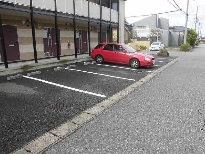 レオパレスＢｏｎｊｏｕｒ新崎 駐車場