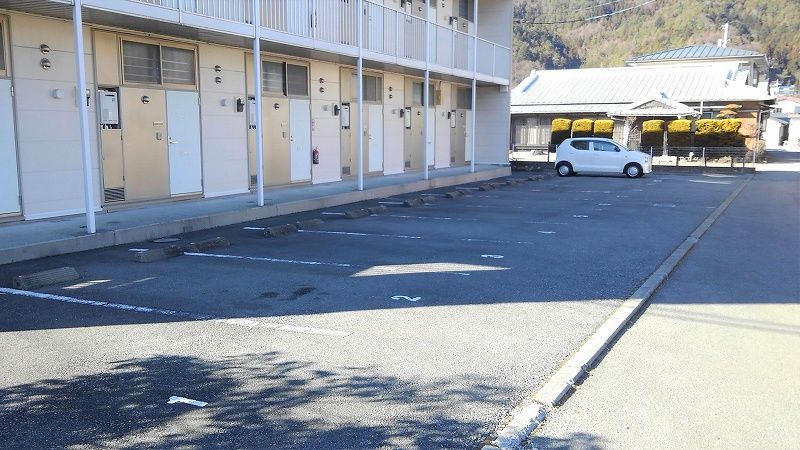 レオパレスシェソア 駐車場