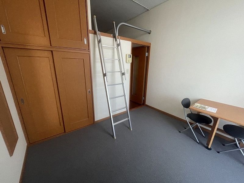 レオパレスＮＩＳＨＩＧＡＩⅡ 居間