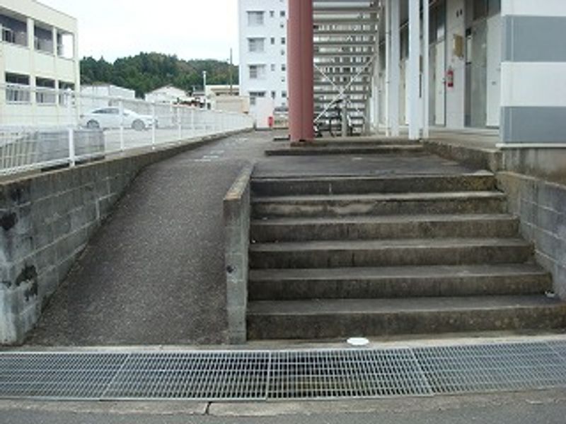レオパレスシャルマン エントランス