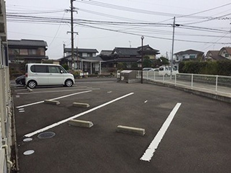 レオネクストミルティーユ 駐車場