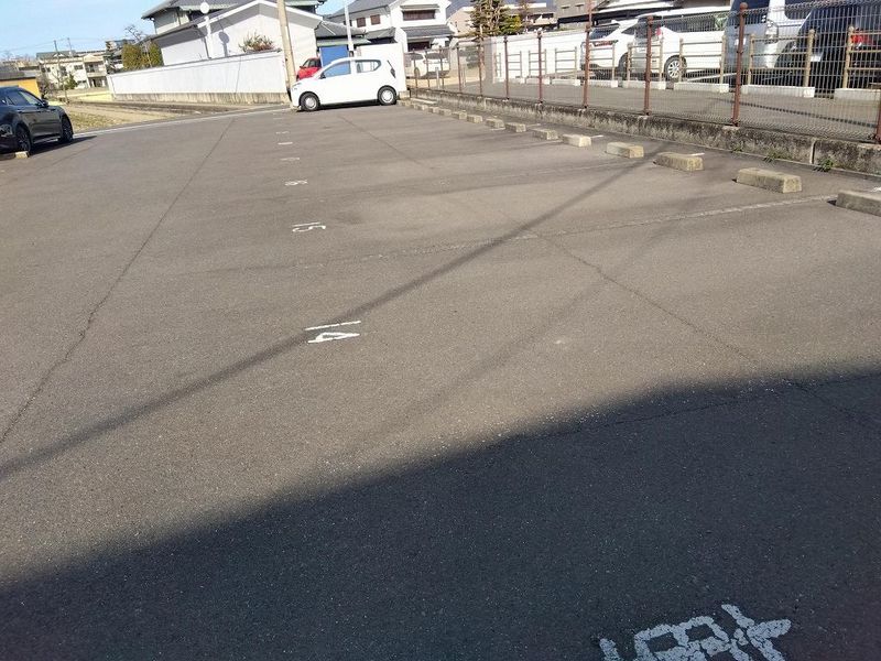 レオパレス花 駐車場