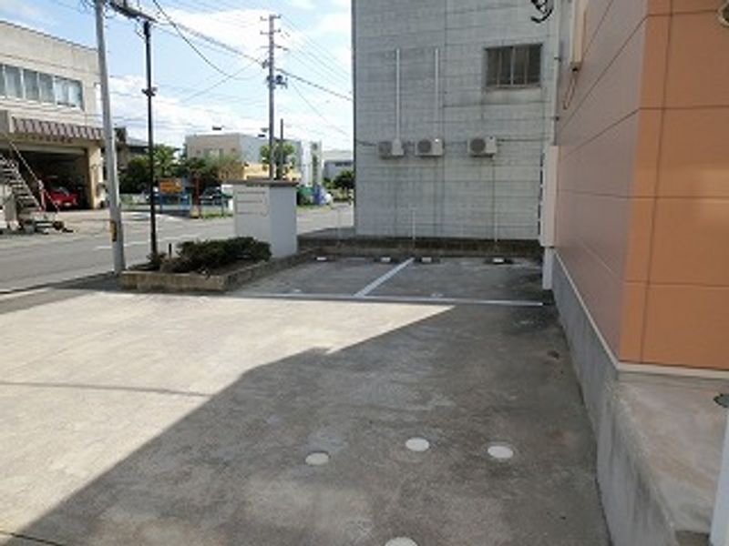 レオパレスフローラ 駐車場