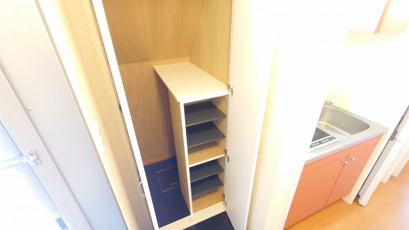 レオパレスマリナⅡ 玄関