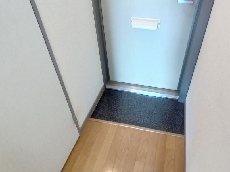 レオパレスヴィラ 玄関