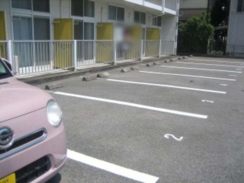 レオパレスグラン　クリュレクロ 駐車場