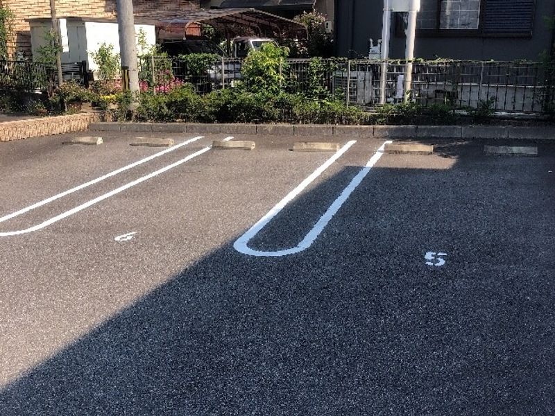 レオネクスト中長根 駐車場