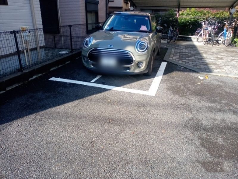 レオパレスメゾン鵠沼 駐車場
