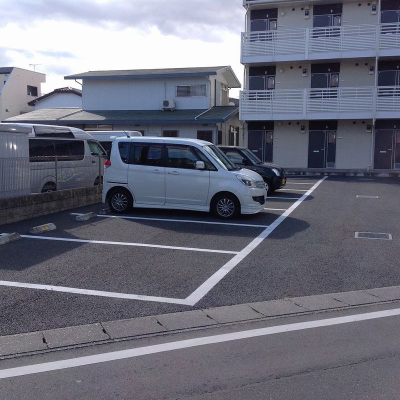レオパレスアピテＣ 駐車場