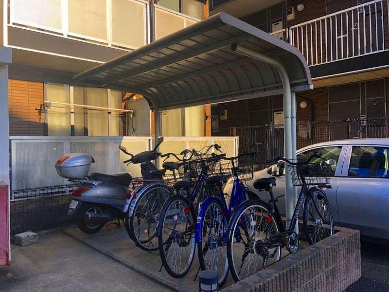 レオパレスクローバー 駐車場