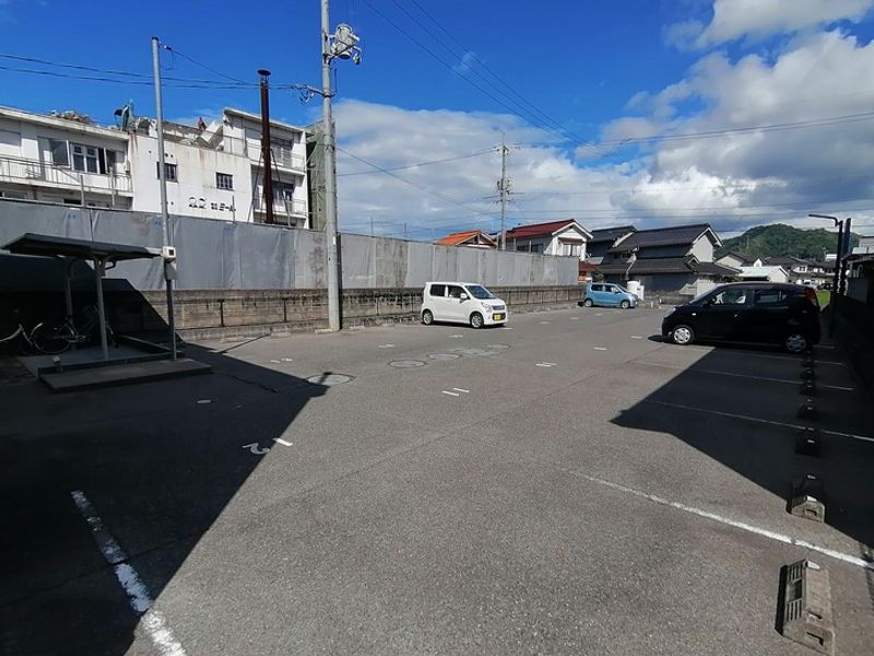 レオパレス桜 駐車場