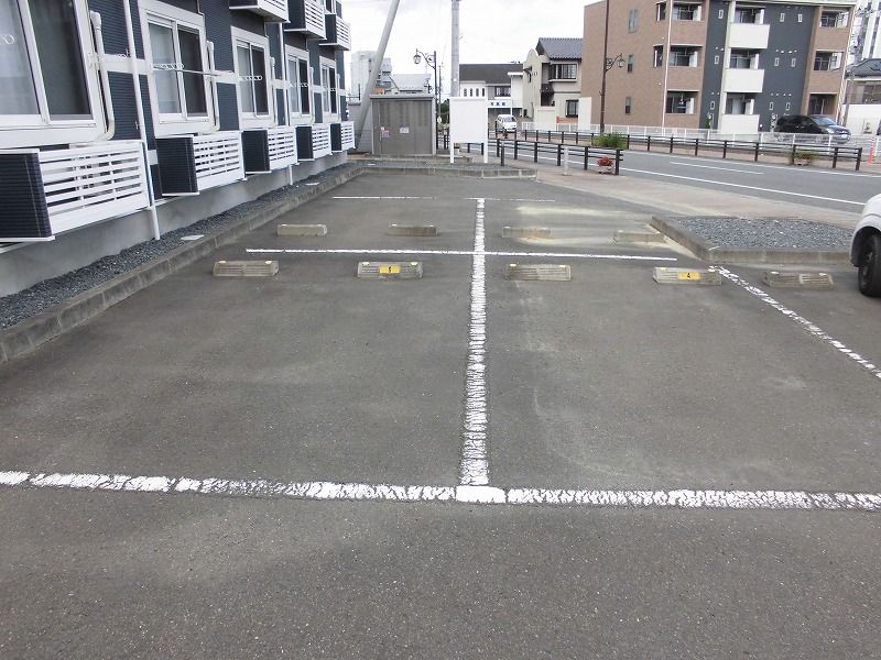 レオネクストユーカリ旭町 駐車場