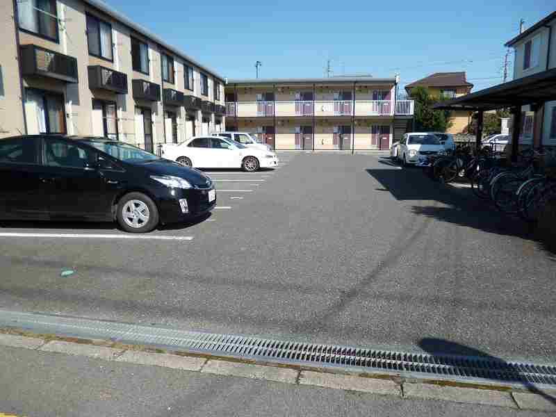レオパレスフレア光の森 駐車場