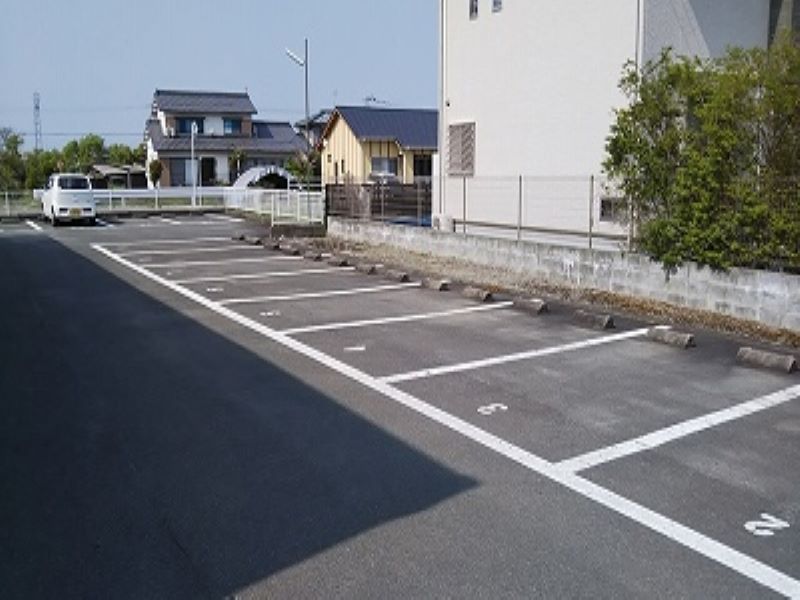 レオパレスレミュール二番館 駐車場