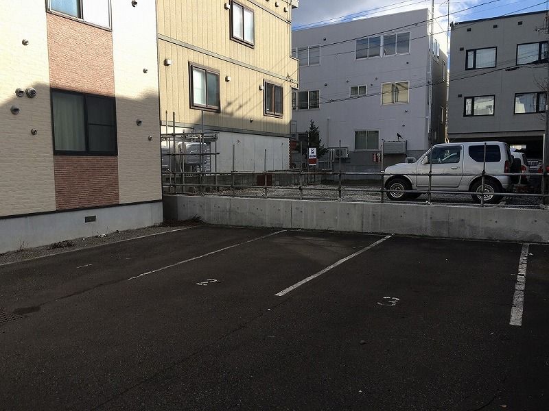 レオパレスメイリー 駐車場