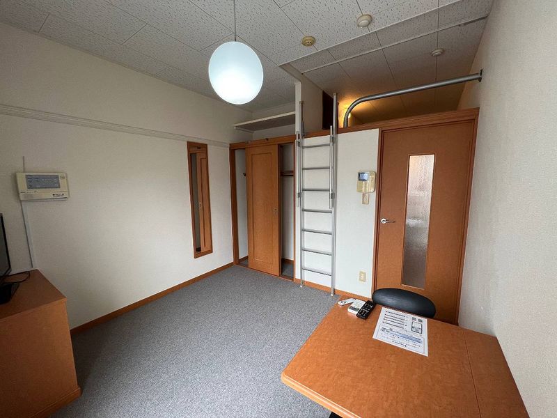 レオパレス松山 居間