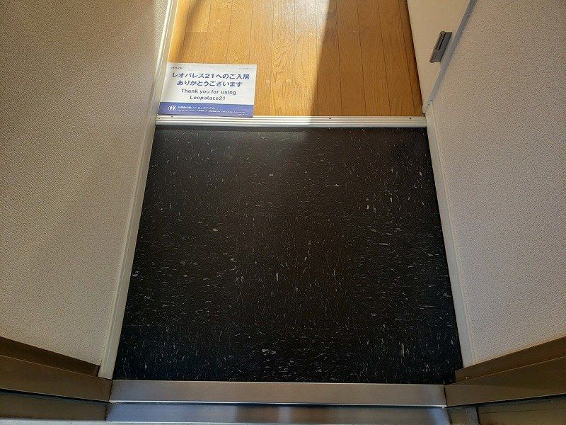 レオパレスしょうぶ 玄関