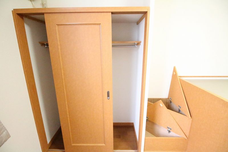 レオパレスフローラ湯築 収納