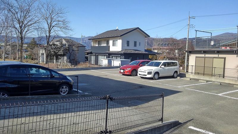レオパレスコンフォースオマタ 駐車場