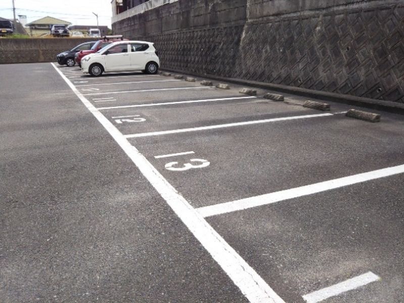 レオパレス小波瀬 駐車場