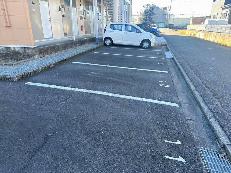 レオパレスアクティブ 駐車場