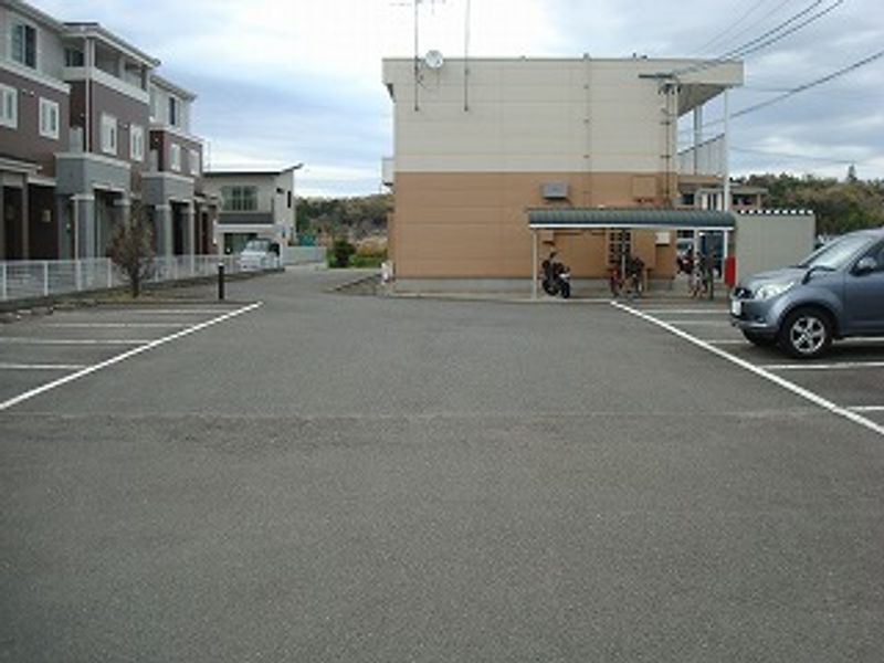 レオパレスプラザ中神谷 駐車場