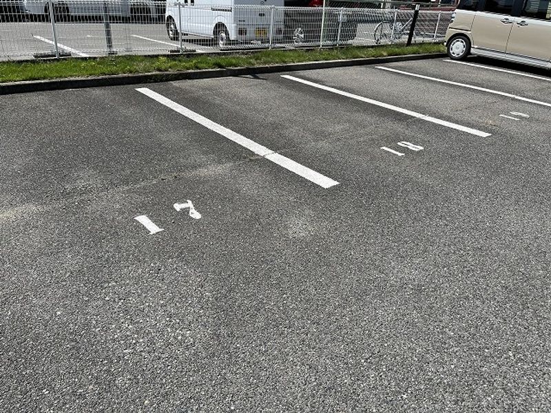 レオパレスクレール 駐車場