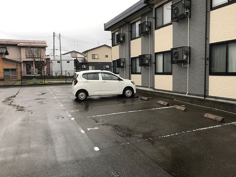 レオパレス典 駐車場