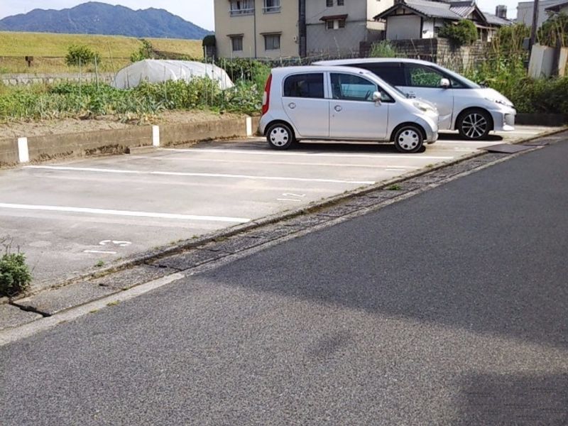 レオパレスヒルサイドフラット 駐車場