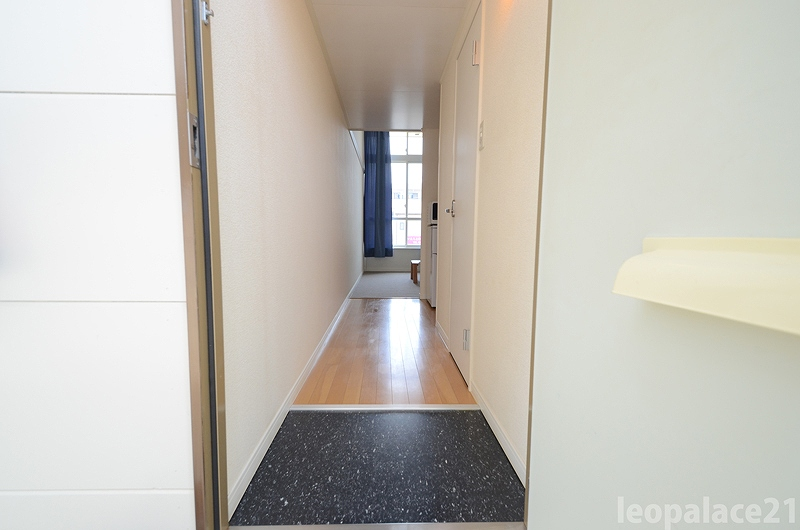 レオパレスウィステリア 玄関