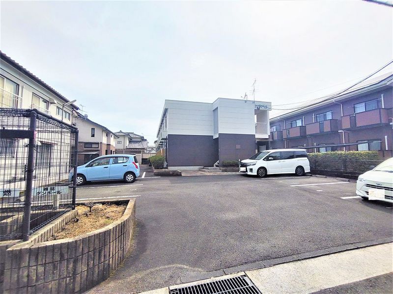 レオパレスえむてぃー 駐車場