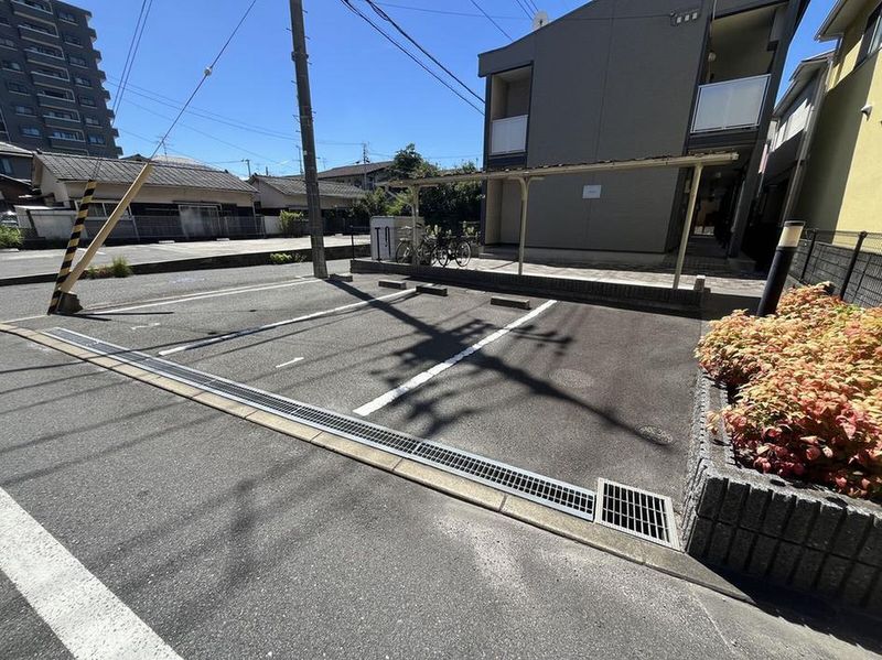 レオパレスエテルネ 駐車場