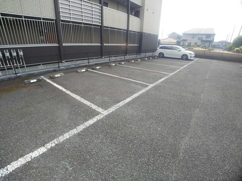レオパレスＭ＆Ｙ 駐車場