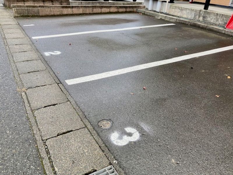 レオパレスラディッシュ 駐車場