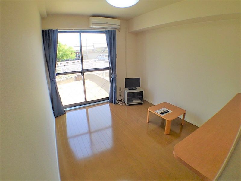 レオパレス東屋島 居間