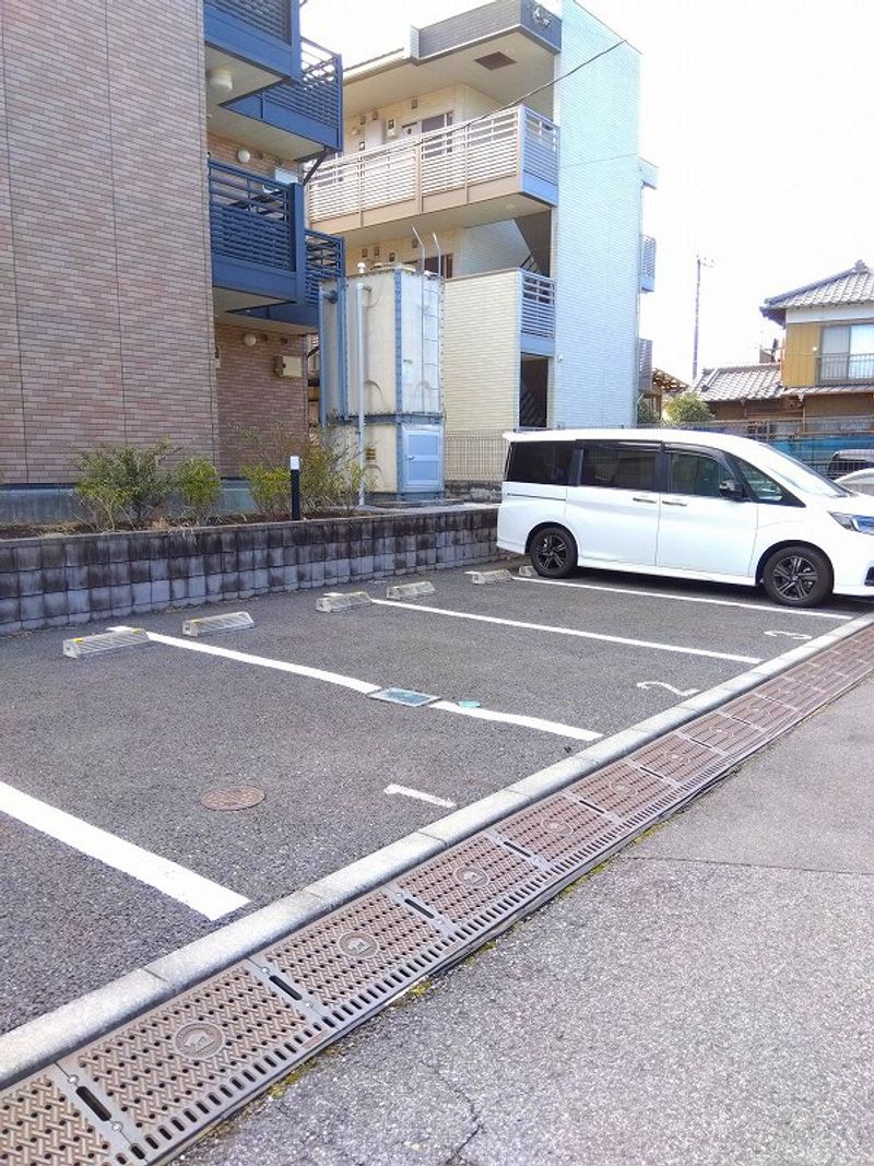 レオネクストアルストロメリア 駐車場