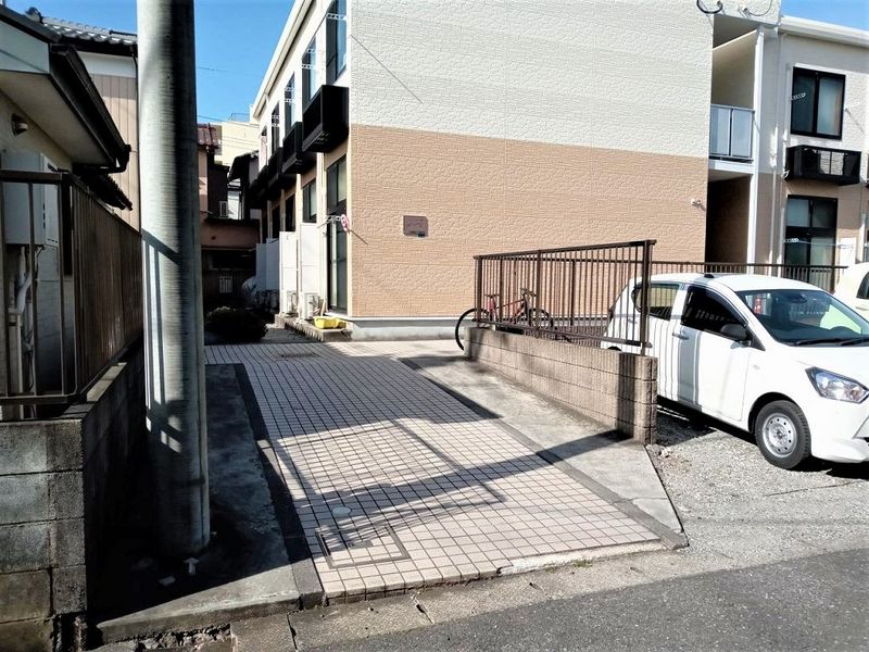レオパレス若葉 エントランス