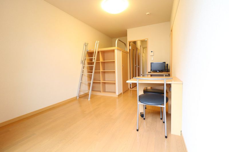 レオパレステルヌーラ彦根 居間